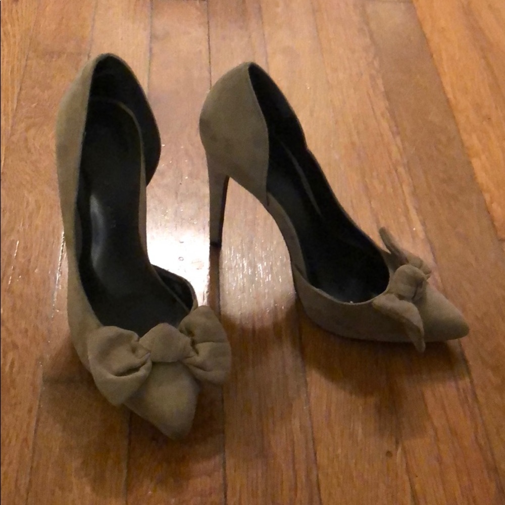 Beautiful pumps with a bow